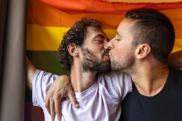 gays se beijando de lingua